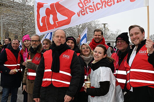 solidarische Unterstützung trotz eigenem Tarifstreit auch vom Stv. dbb Bundesvorsitzenden Maik Wagner und dem Mitgliedern der GdS  