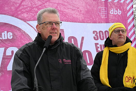 (v.l.)  der dbb Landesvorsitzende Ulrich Stock und der Regionalvorsitzender der DPVKOM Andreas Kögler gemeinsam, solidarisch auf der Bühne